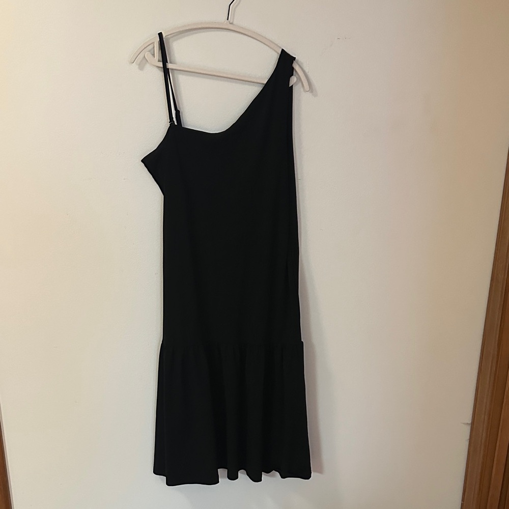 Banana Republic Black One-Shoulder Dress
Removable strap.